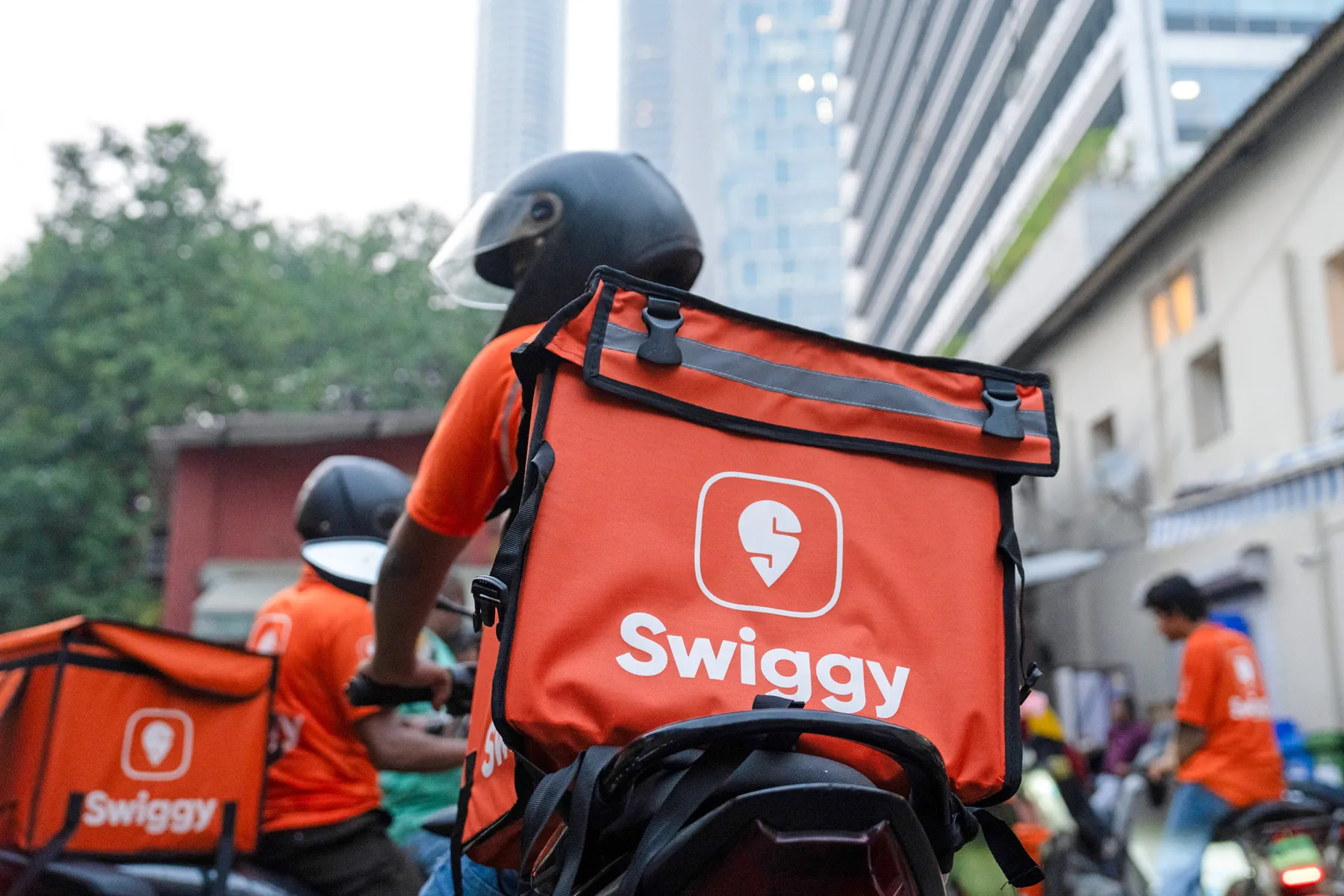 Swiggy Instamart Expands Beyond Groceries, Partners with HPCL for LPG Cylinder Delivery